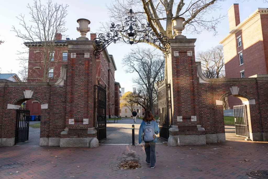 Studentin vor der Harvard University vor gemeinsamen Lernen auf dem Campus