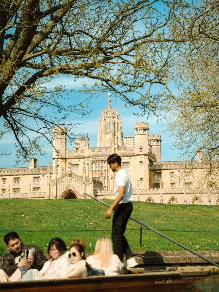 College Campus in den USA mit Studierenden in der Sonne und einem Laufenden Studenten.