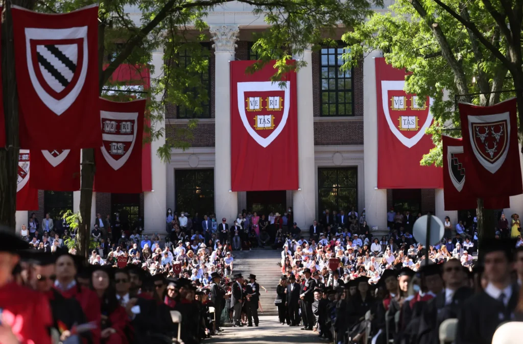 Harvard Universitätscampus mit Studierenden und Familie während einer Graduation Feier