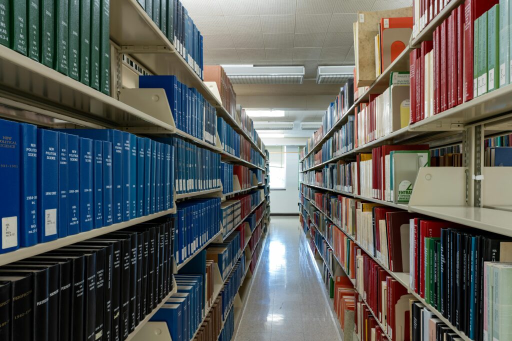 Bücherregale in der akademischen Bibliothek im Staat Washington