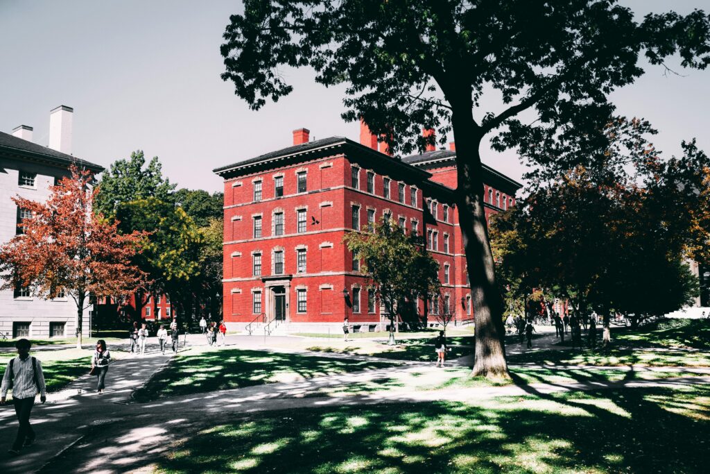 Harvard Campus an einem sonnigen Tag