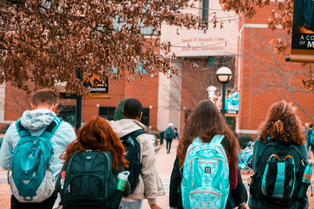Studierende gehen gemeinsam in Richtung eines Universitätsgebäudes einer Ivy League Uni