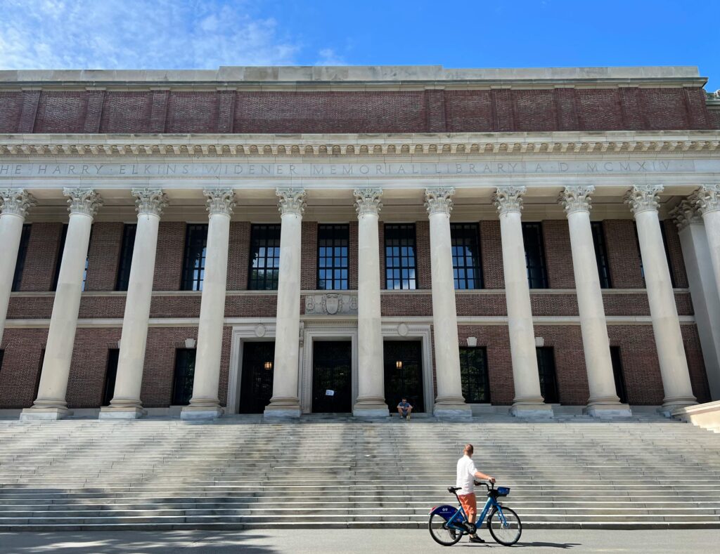 Widener Library der Harvard University mit Fahrradfahrer im Vordergrund