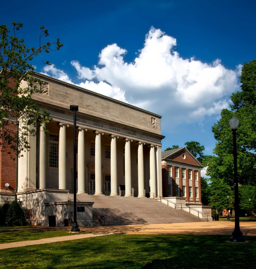 Klassischer US-Campus mit historischem Gebäude