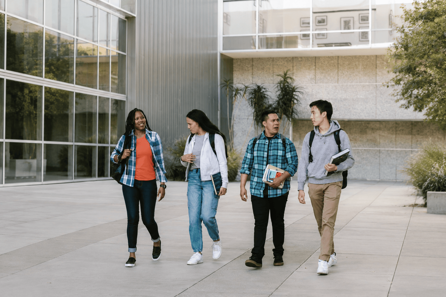 Gruppe von College-Studierenden, die gemeinsam über den Campus gehen