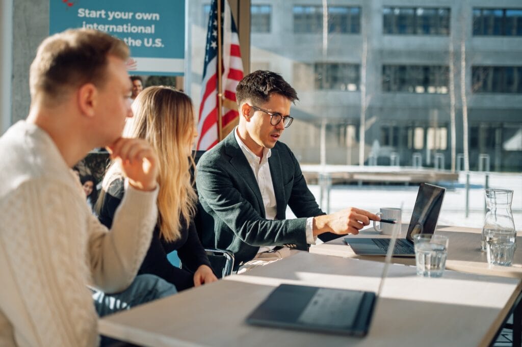 Studenten besprechen mit einem Berater von Epro 360 die Planung eines Transfers vom Community College an eine amerikanische Universität.