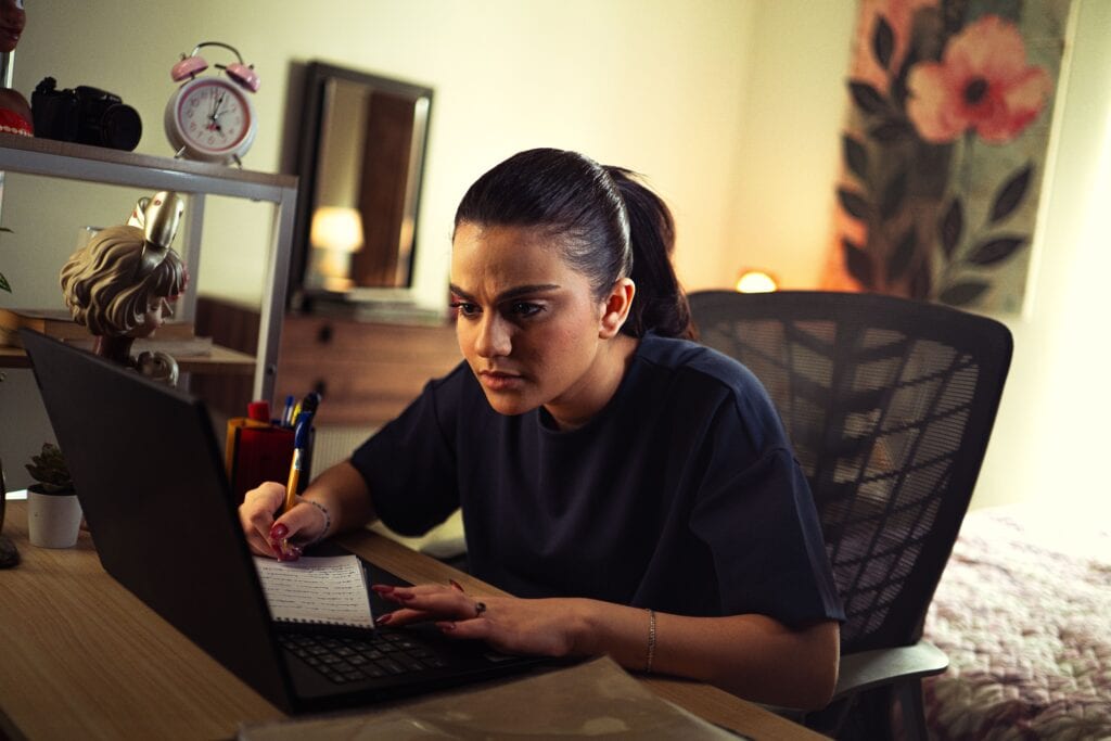 Schülerin bereitet sich am Laptop auf den Digital SAT vor