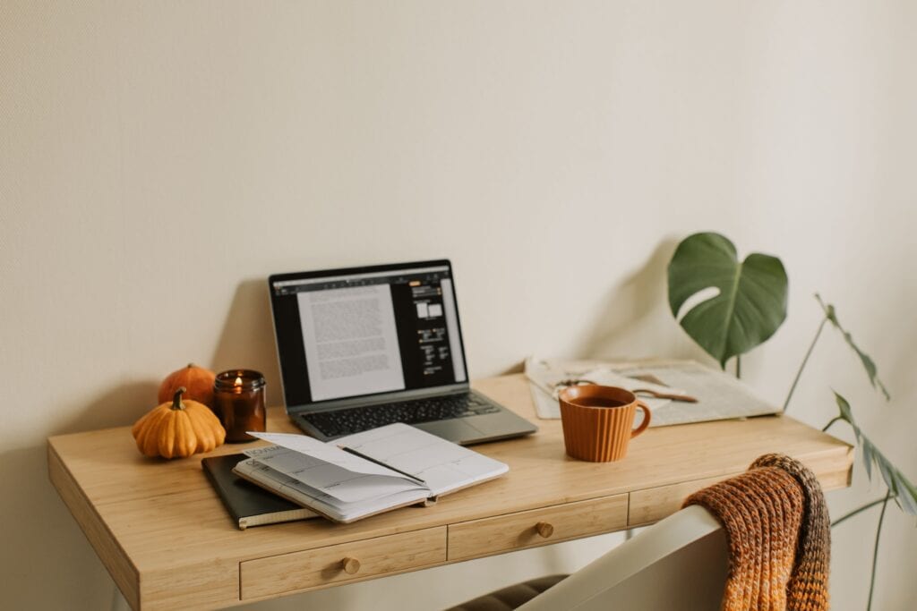 SAT Anmeldung Schritt für Schritt mit Laptop und Kalender
