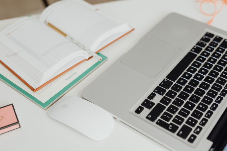 Kalender und Laptop zur Planung der SAT Testtermine 2026 und 2027